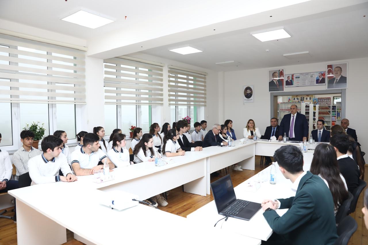 BSU-nun rektoru Qubada məktəblilərlə görüşüb