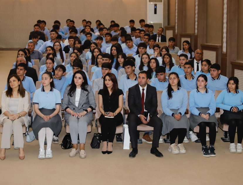 BSU-nun rektoru Sədərək rayonunda məktəblilərlə görüşüb