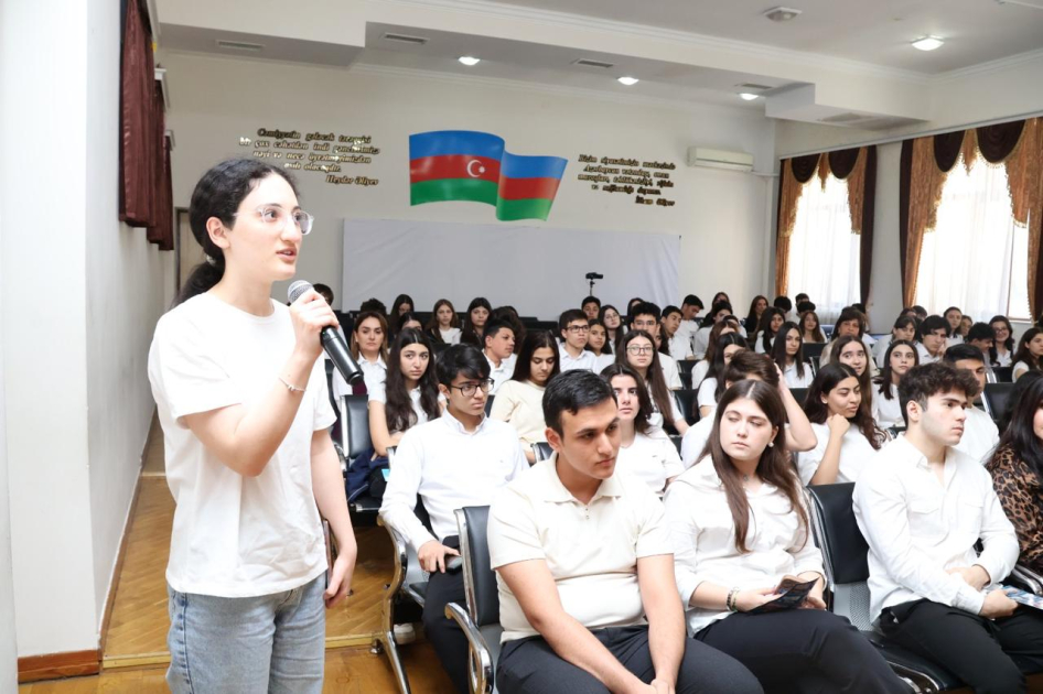 BSU-nun rektoru “Yeni dövrün Azərbaycanı” mövzusunda şagirdlərlə növbəti görüş keçirib