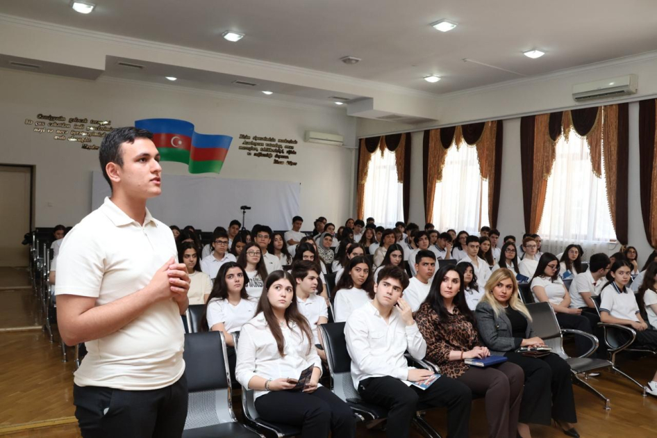 BSU-nun rektoru “Yeni dövrün Azərbaycanı” mövzusunda şagirdlərlə növbəti görüş keçirib