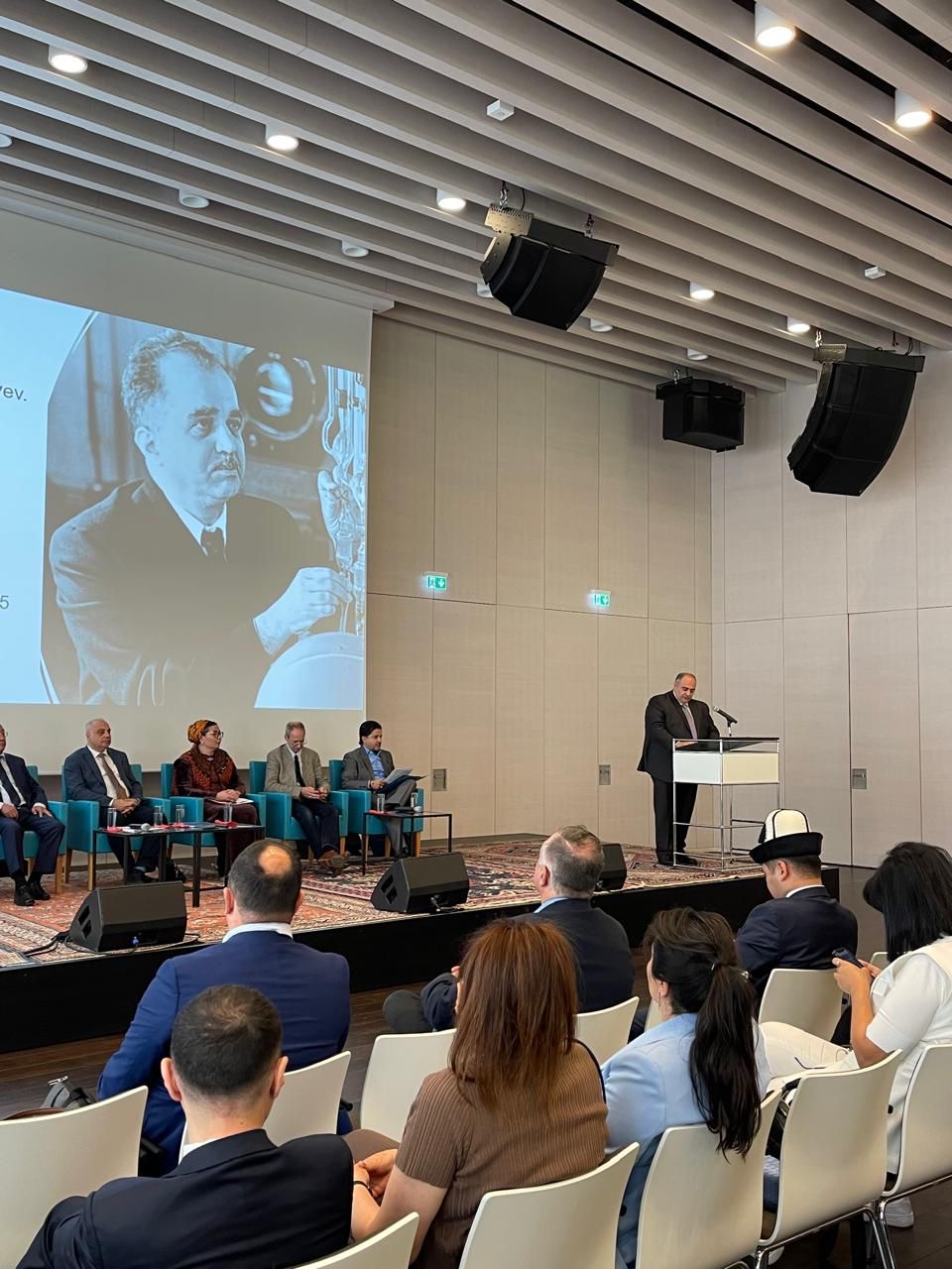 BSU rektoru Berlində keçirilən konfransda çıxış edib