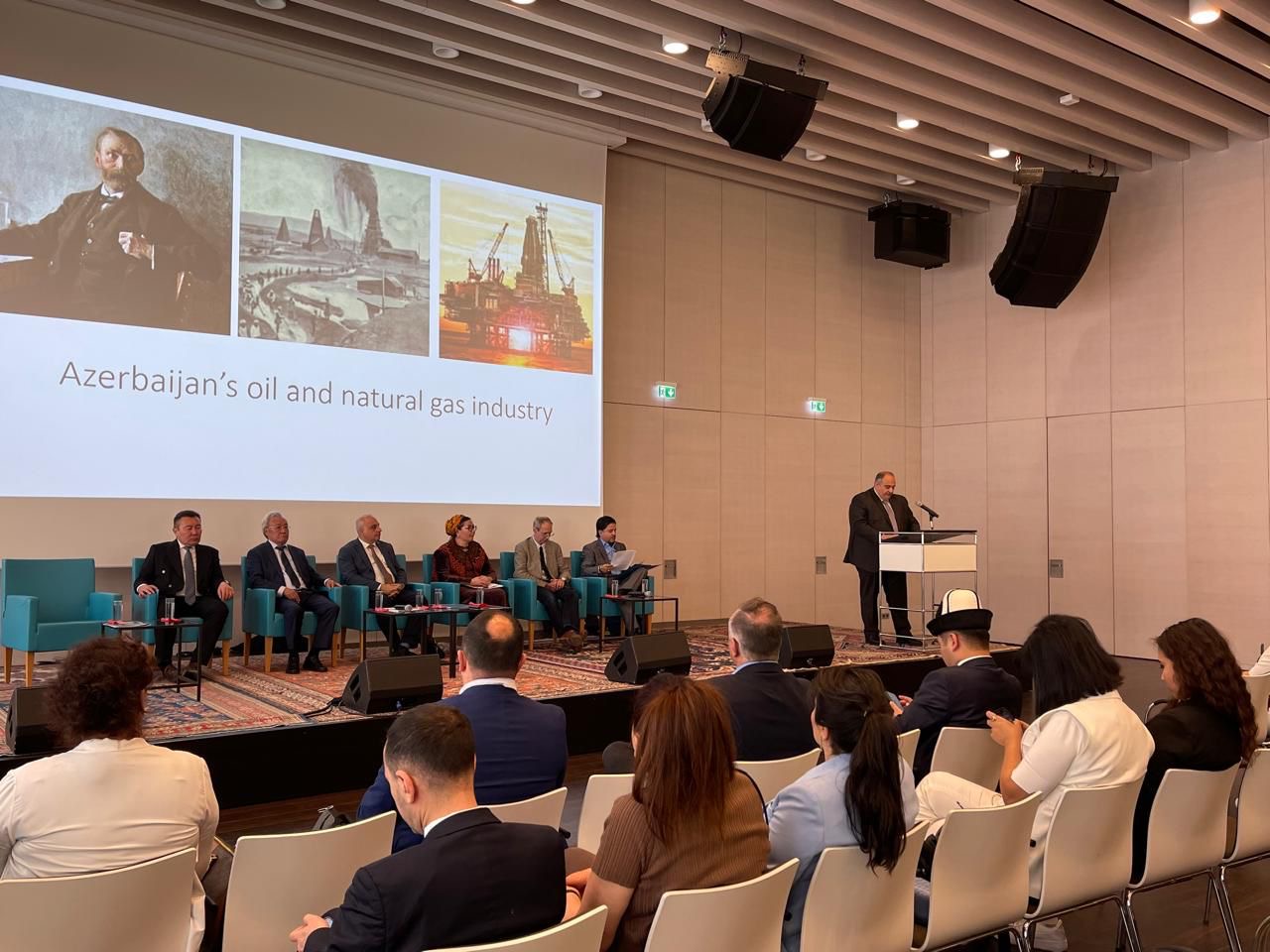 BSU rektoru Berlində keçirilən konfransda çıxış edib