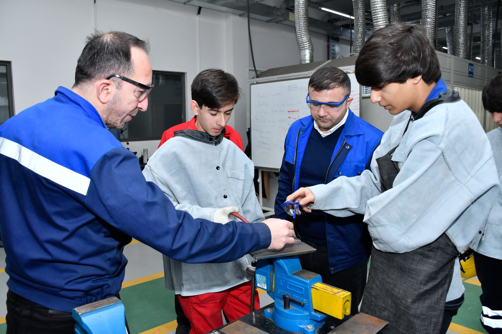 Bu il 17 mindən çox tələbə peşə məktəblərini bitirir 