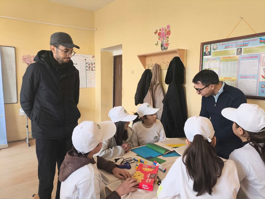 Cəlilabad məktəbliləri smart tipli zibil qabı hazırlayıblar 