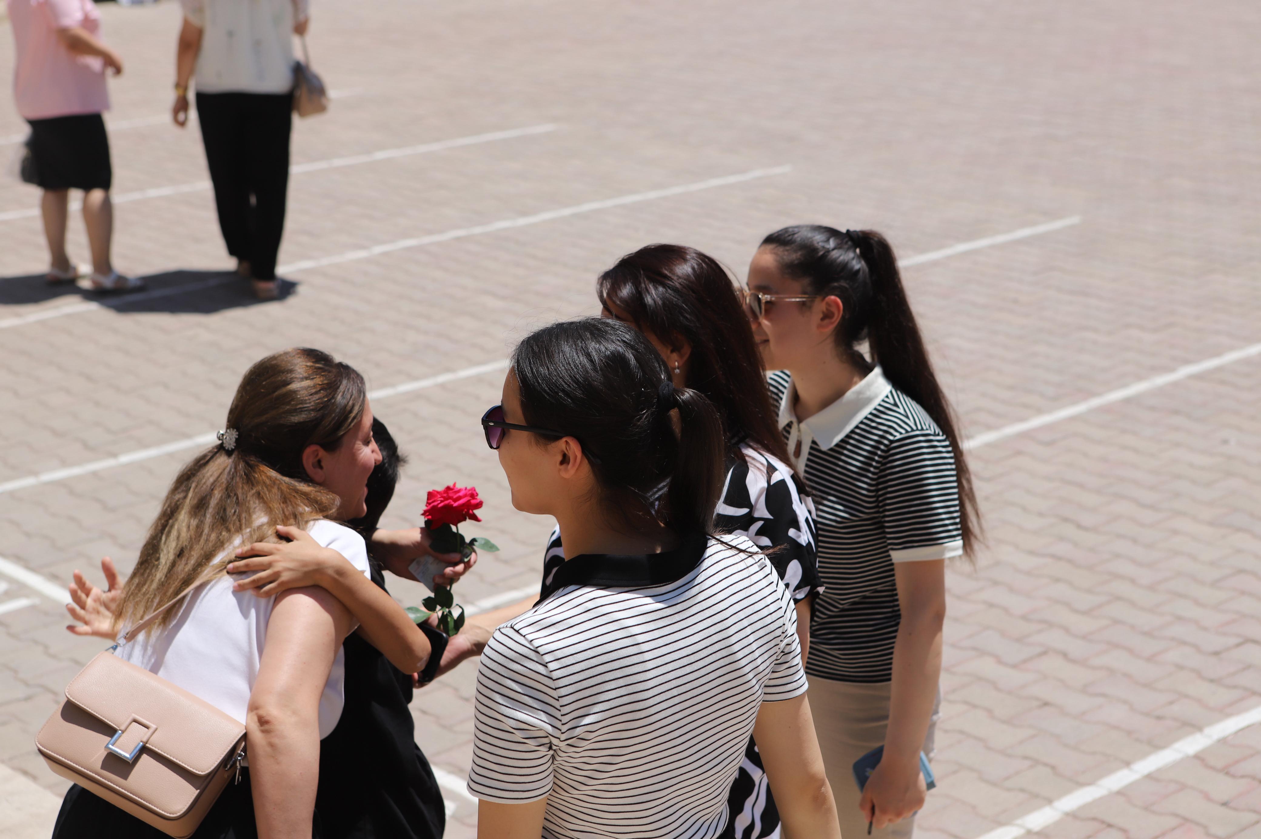 Çiçəkli qarşılama, ailə dəstəyi – İmtahanın sonuncu günü  