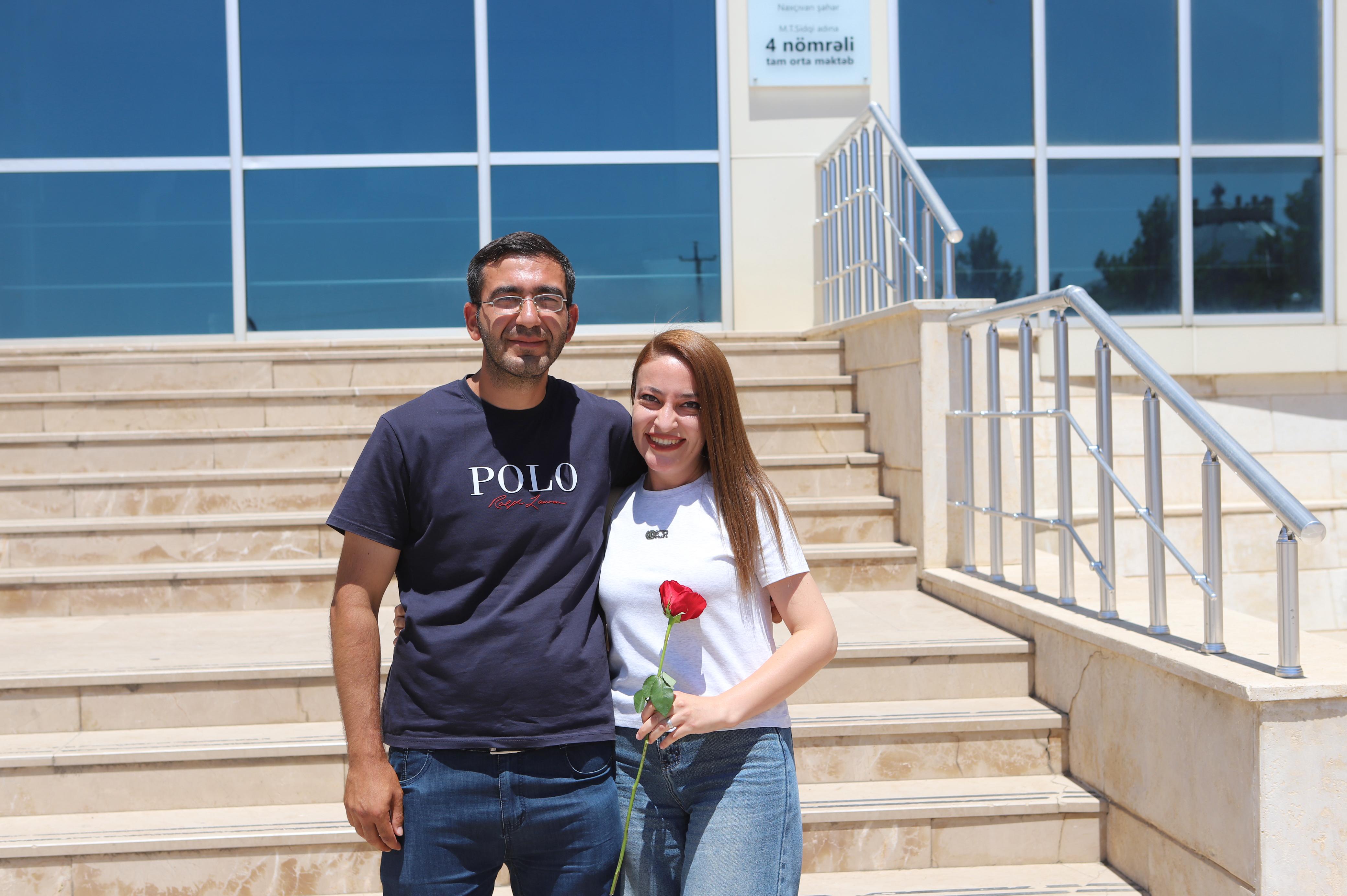 Çiçəkli qarşılama, ailə dəstəyi – İmtahanın sonuncu günü 