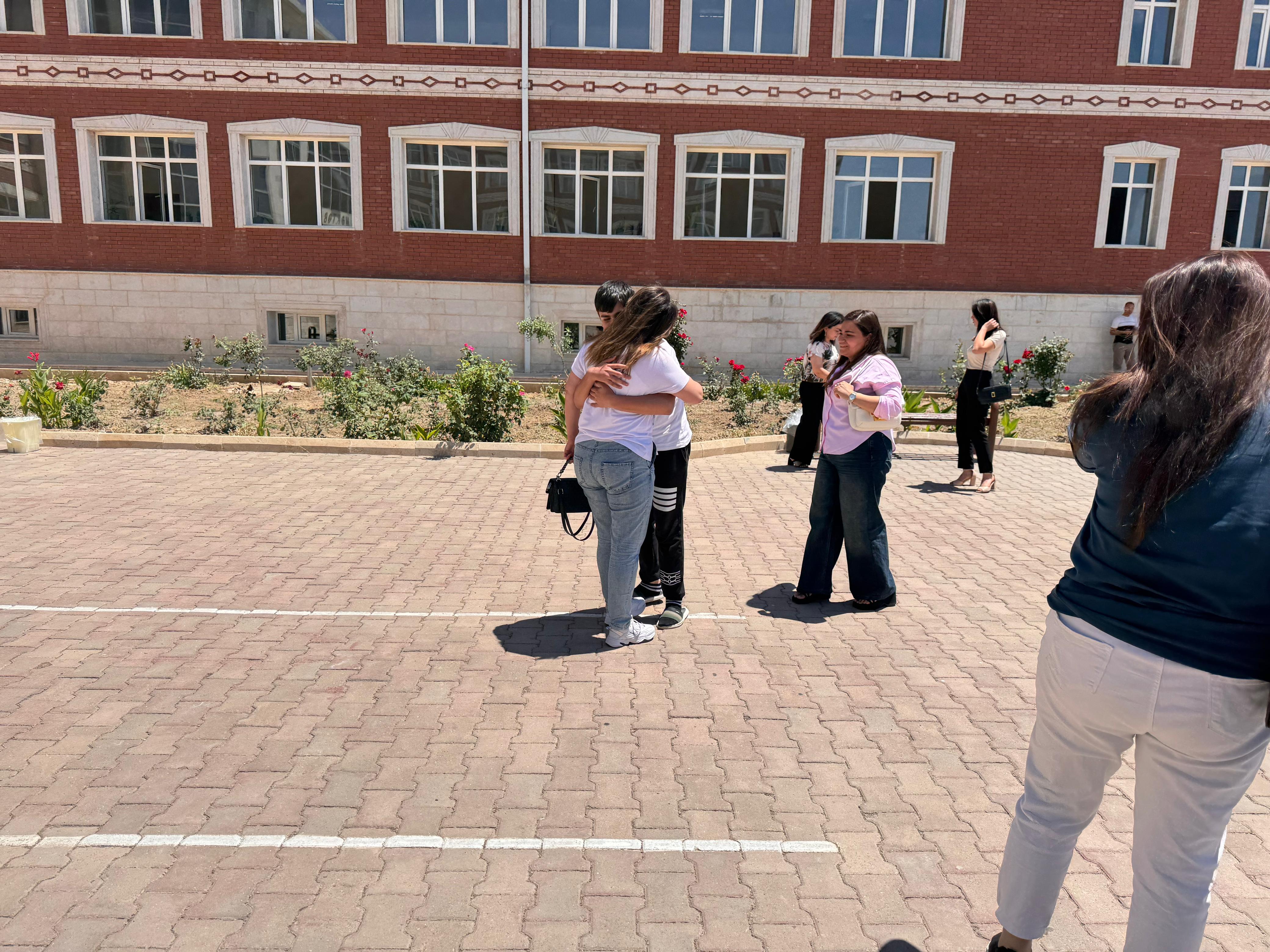 Çiçəkli qarşılama, ailə dəstəyi – İmtahanın sonuncu günü 