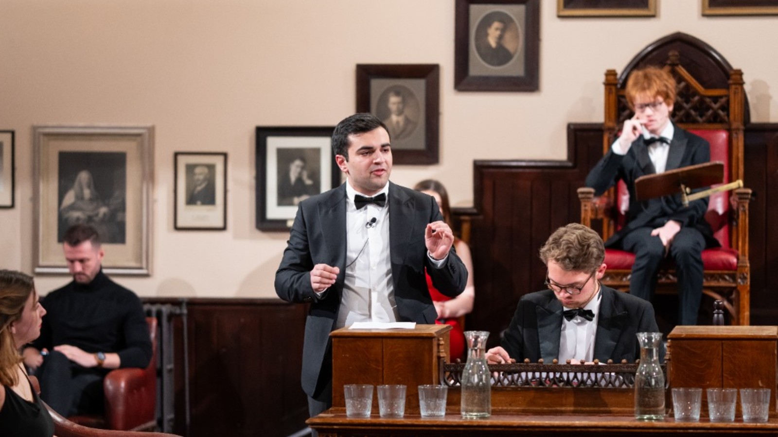 Çıxışına görə şəkli Kembric Birliyinin divarından asıldı – 23 yaşlı azərbaycanlı kimdir? 