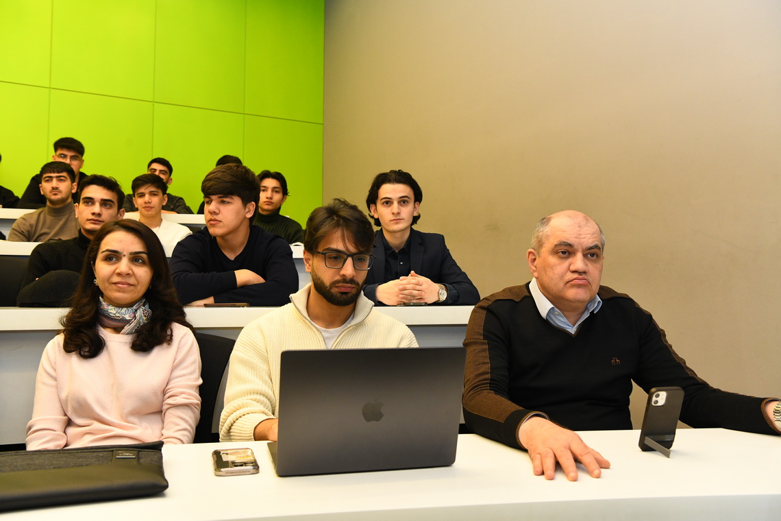Corc Vaşinqton Universitetinin professoru ADNSU-da seminar keçib