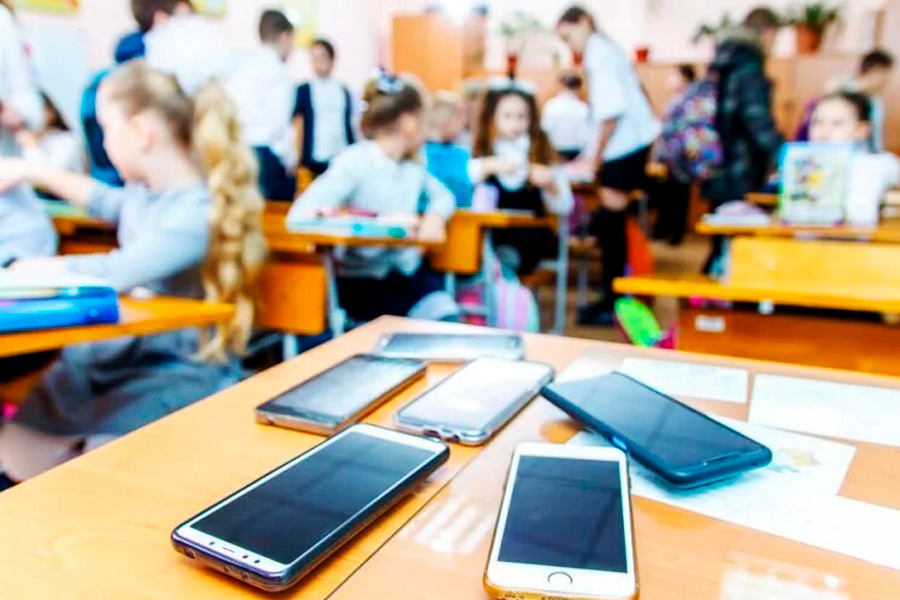 Danimarkada məktəblərdə smartfon istifadəsi qadağan ediləcək 