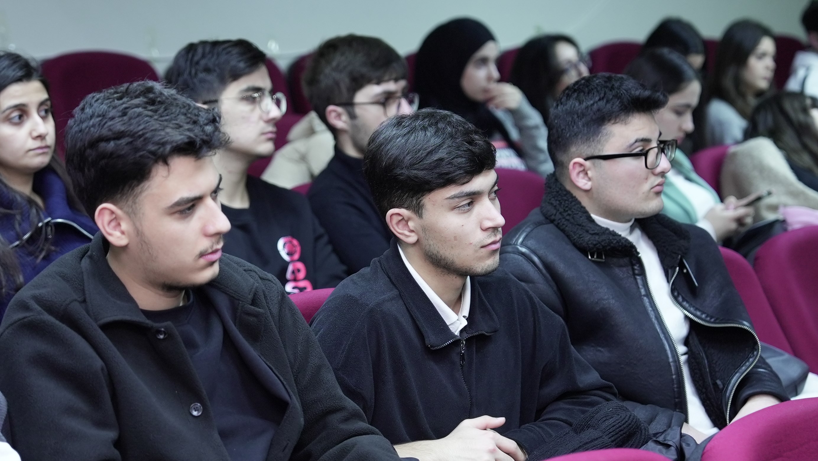 Dövlət Proqramı İdarəetmə Qrupu SABAH qruplarının tələbələri ilə görüşüb