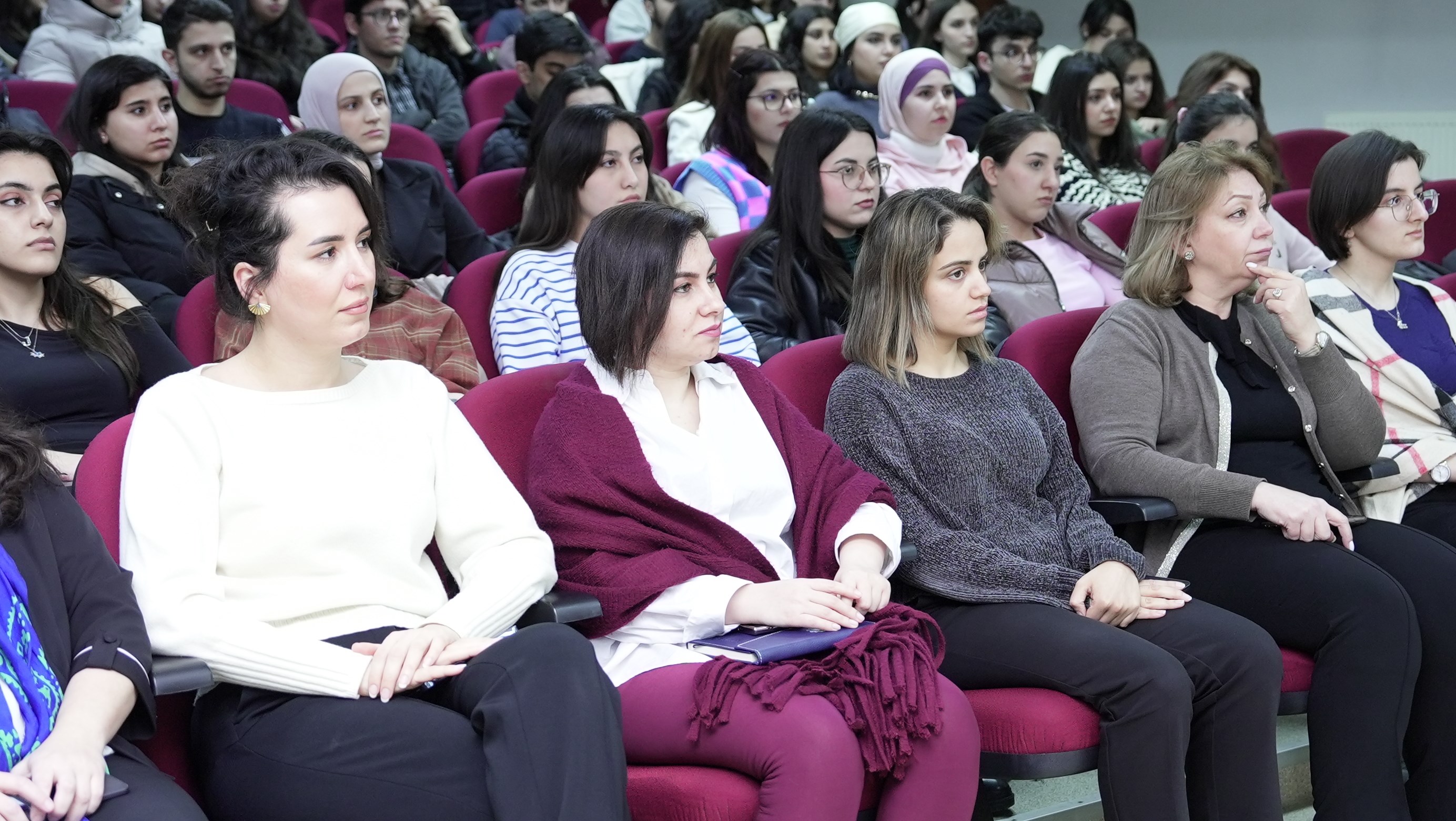 Dövlət Proqramı İdarəetmə Qrupu SABAH qruplarının tələbələri ilə görüşüb