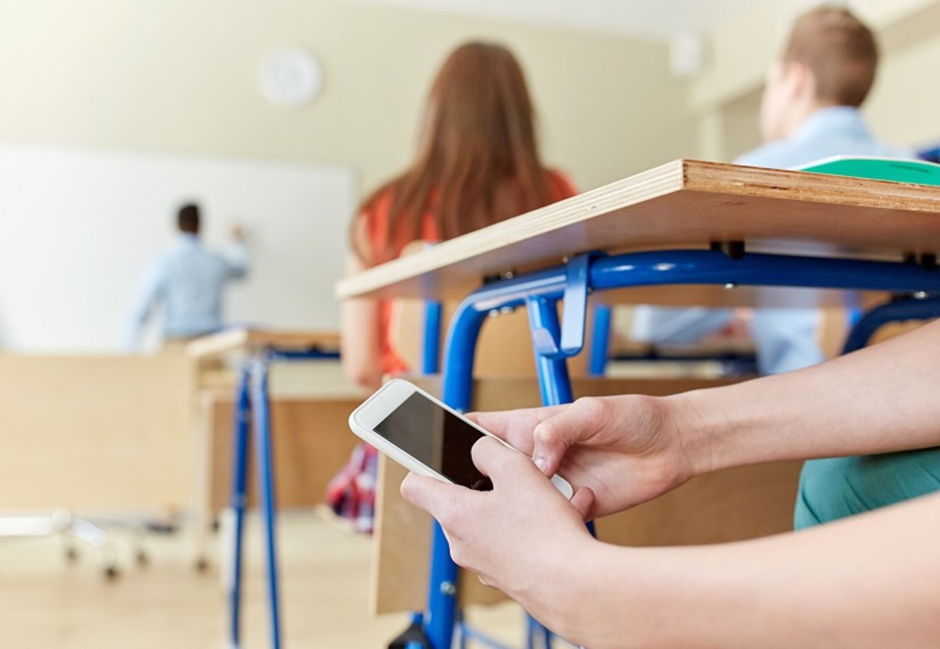 Dünya həyəcan təbili çalır: telefondan istifadə tədris prosesinə zərbə vurur