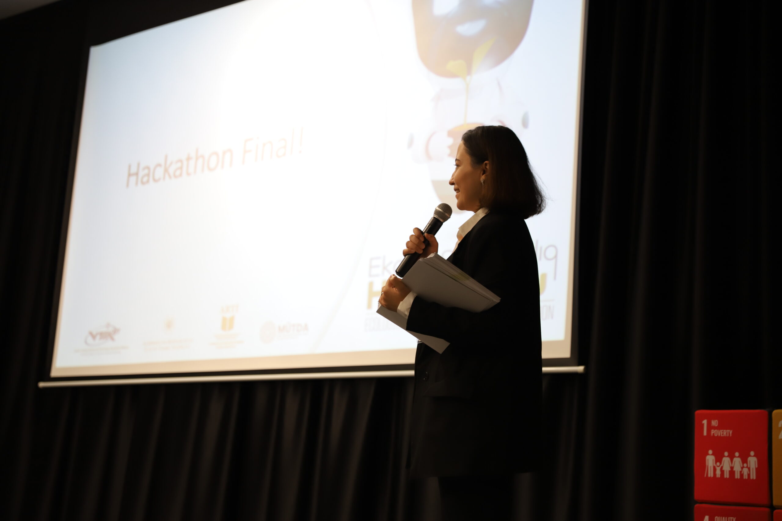 “Ekoloji Sahibkarlıq” hakatonunun qalibləri mükafatlandırılıb