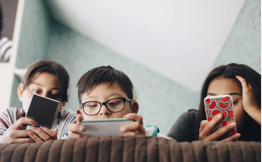 Ekran asılılığı valideyn-uşaq münasibətlərinə təsir edir 