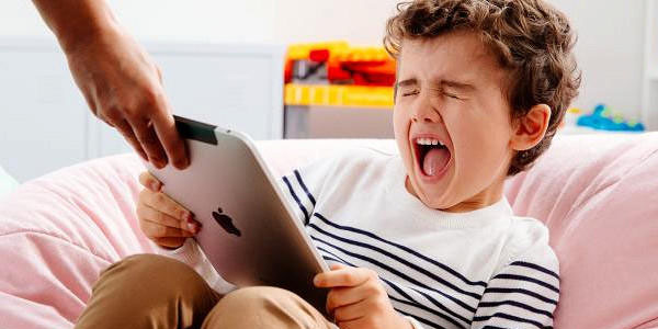 Ekran uşağınızı sizdən alır! - Bütün valideynlər bu yazını OXUSUN 