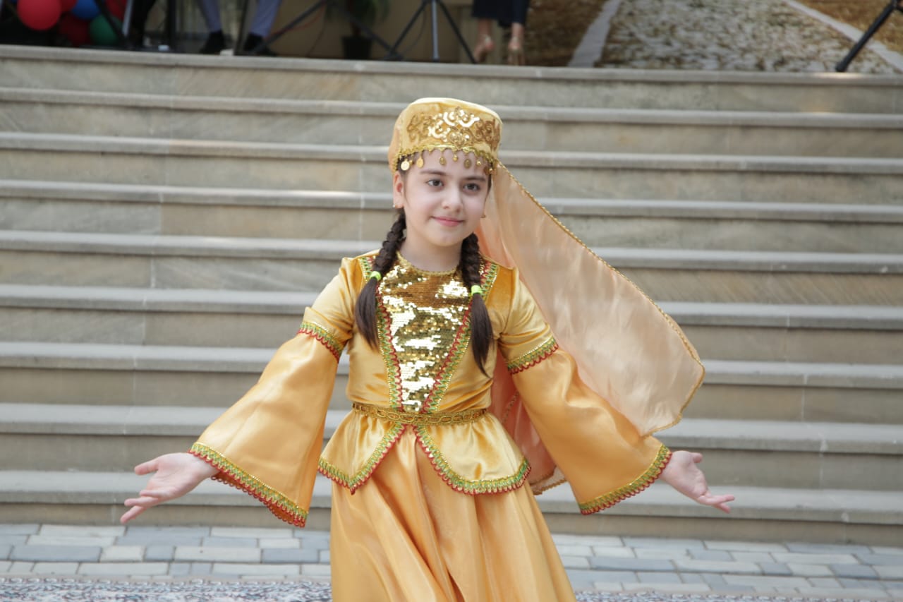 Əlləri və baxışları ilə danışan məzunlar – REPORTAJ