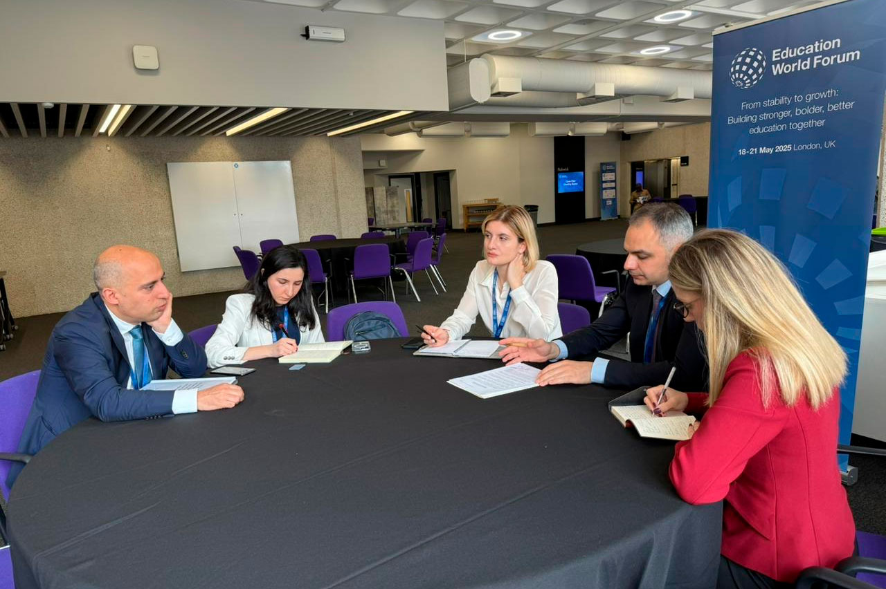 Elm və təhsil naziri gürcüstanlı həmkarı ilə görüşüb