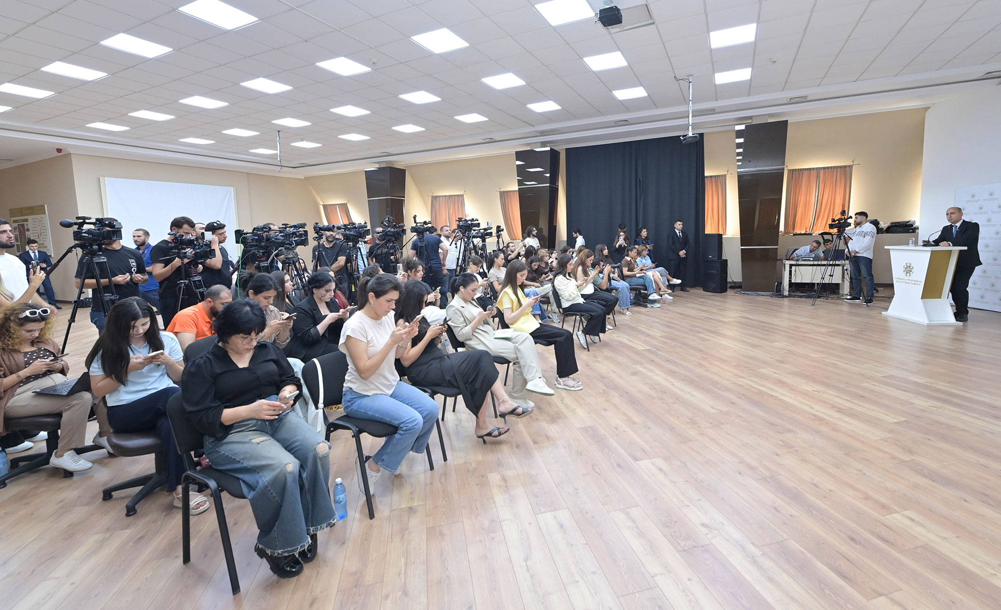 Elm və təhsil naziri media üçün brifinq keçirib