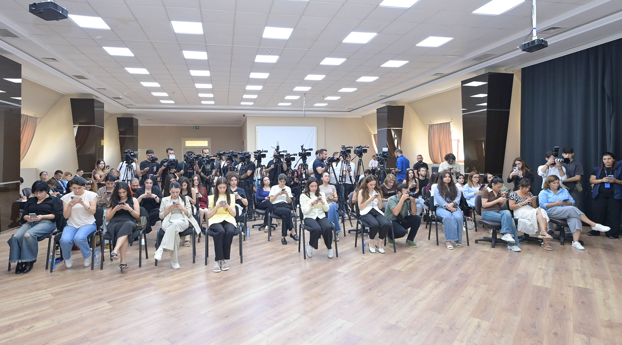 Elm və təhsil naziri media üçün brifinq keçirib