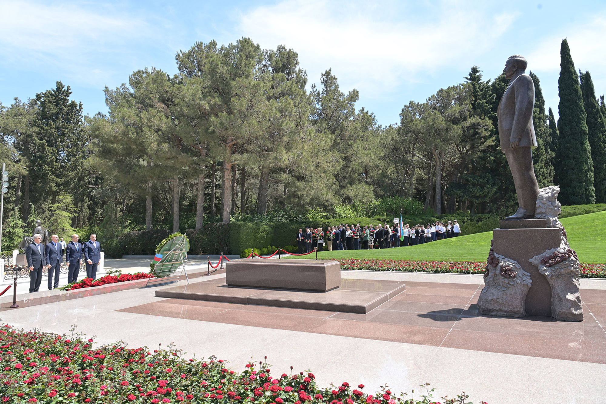 Elm və Təhsil Nazirliyinin kollektivi Fəxri xiyabanı ziyarət edib 