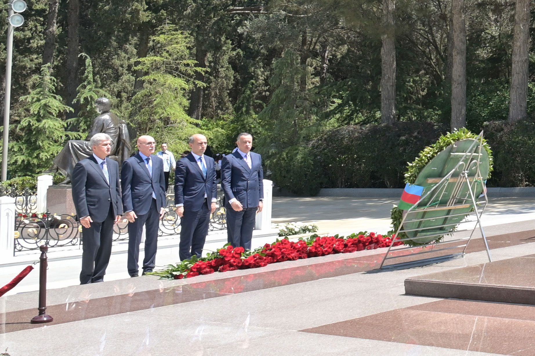 Elm və Təhsil Nazirliyinin kollektivi Fəxri xiyabanı ziyarət edib