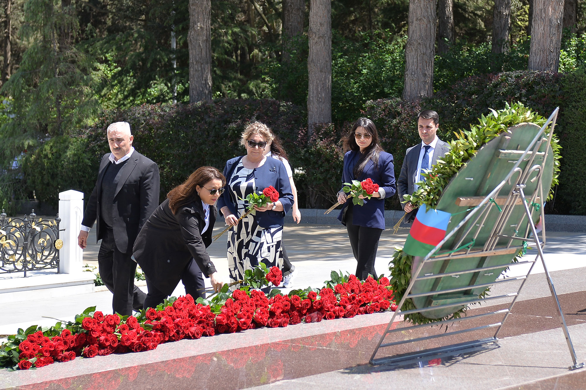 Elm və Təhsil Nazirliyinin kollektivi Fəxri xiyabanı ziyarət edib