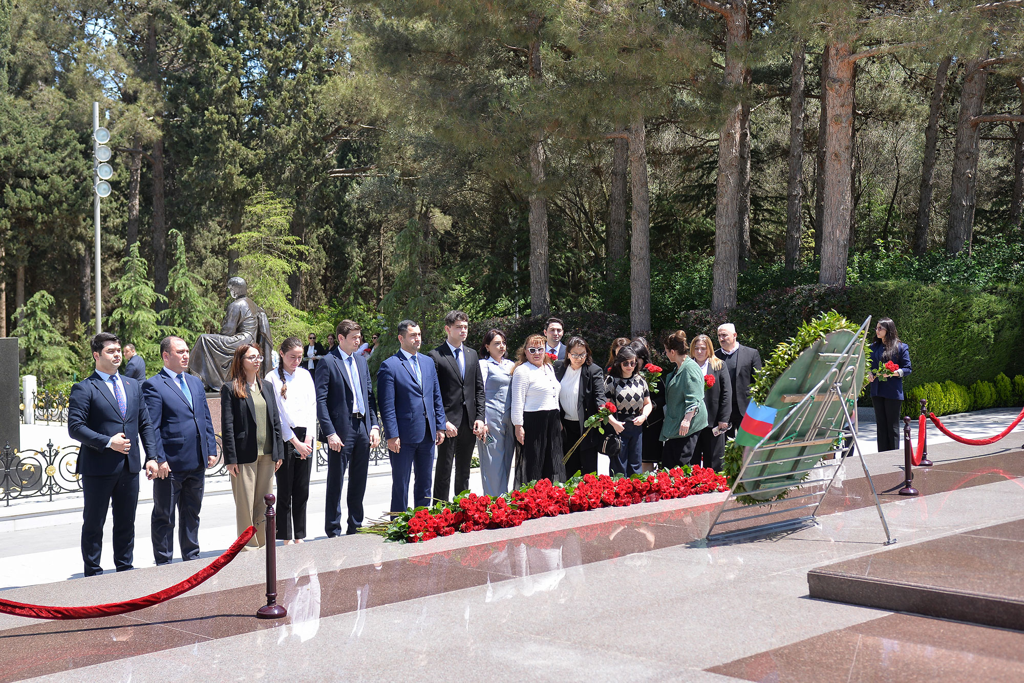 Elm və Təhsil Nazirliyinin kollektivi Fəxri xiyabanı ziyarət edib