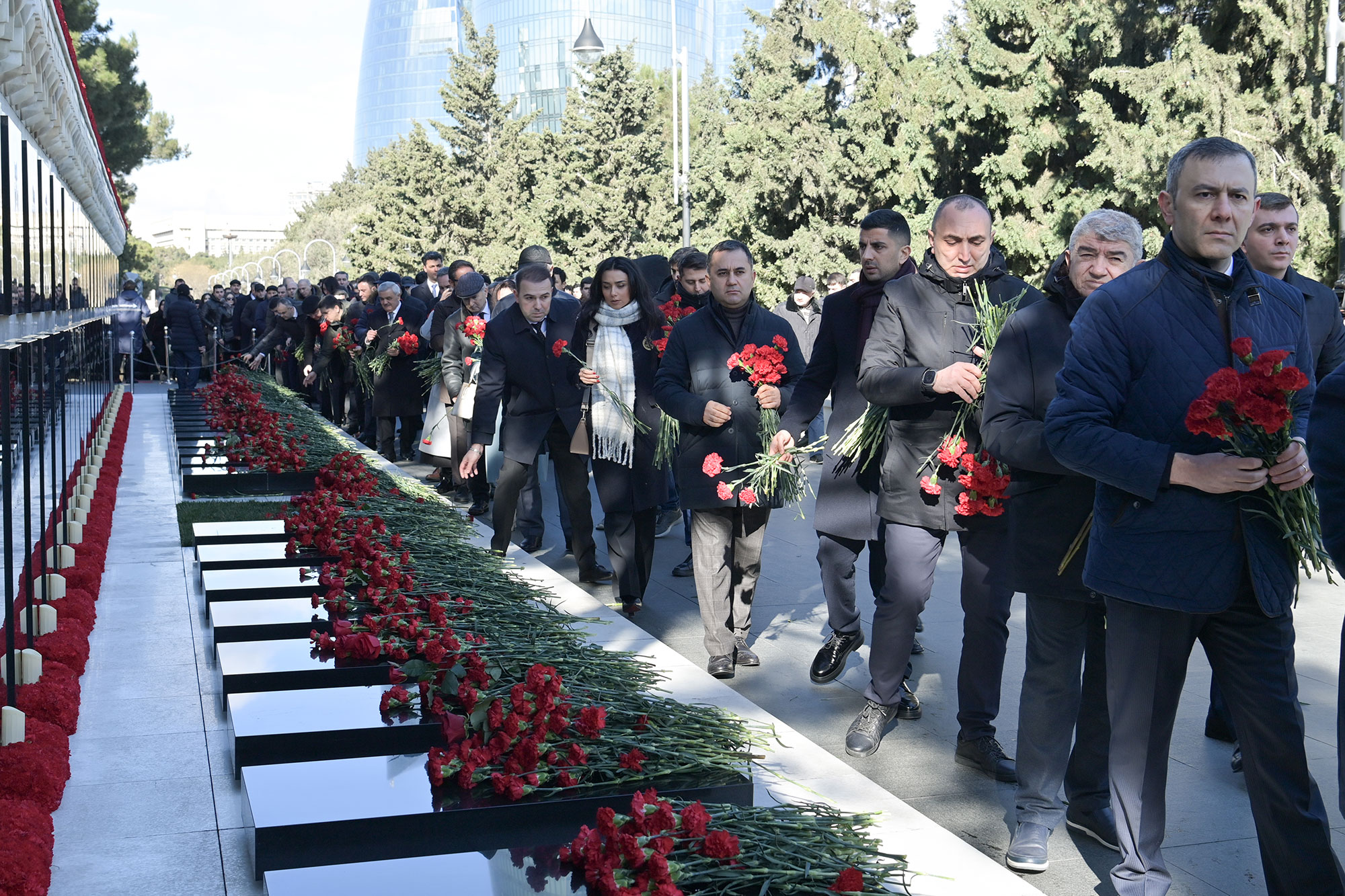 Elm və Təhsil Nazirliyinin kollektivi Şəhidlər xiyabanını ziyarət edib
