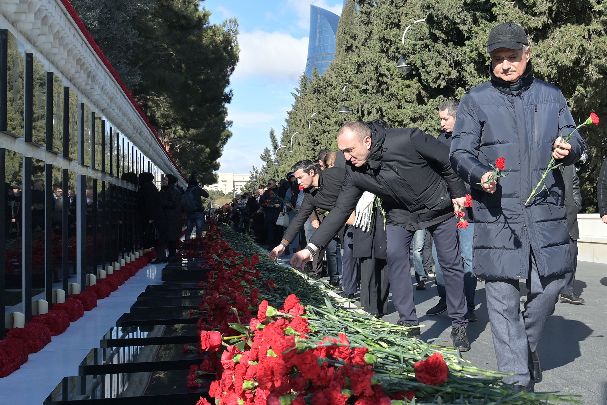 Elm və Təhsil Nazirliyinin kollektivi Şəhidlər xiyabanını ziyarət edib