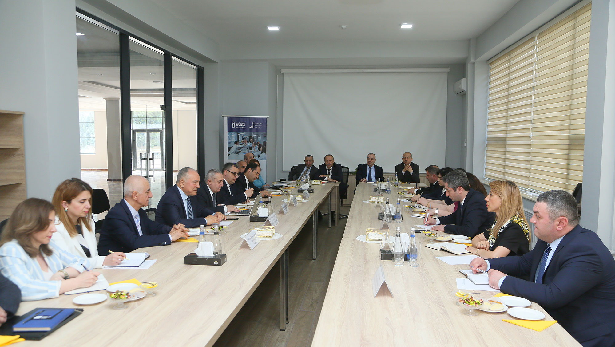 “Elm və təhsilə birgə baxış” layihəsi çərçivəsində universitetlərdə görüşlər keçirilir 