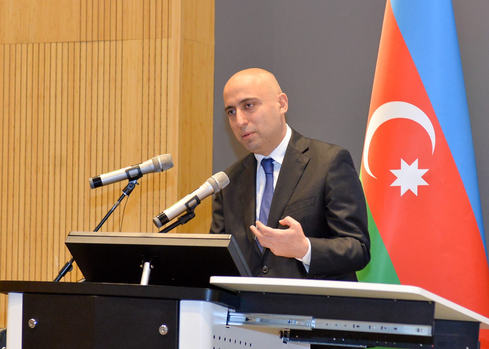 Emin Əmrullayev: Məktəblərin publik hüquqi şəxsə çevrilməsi vacibdir 