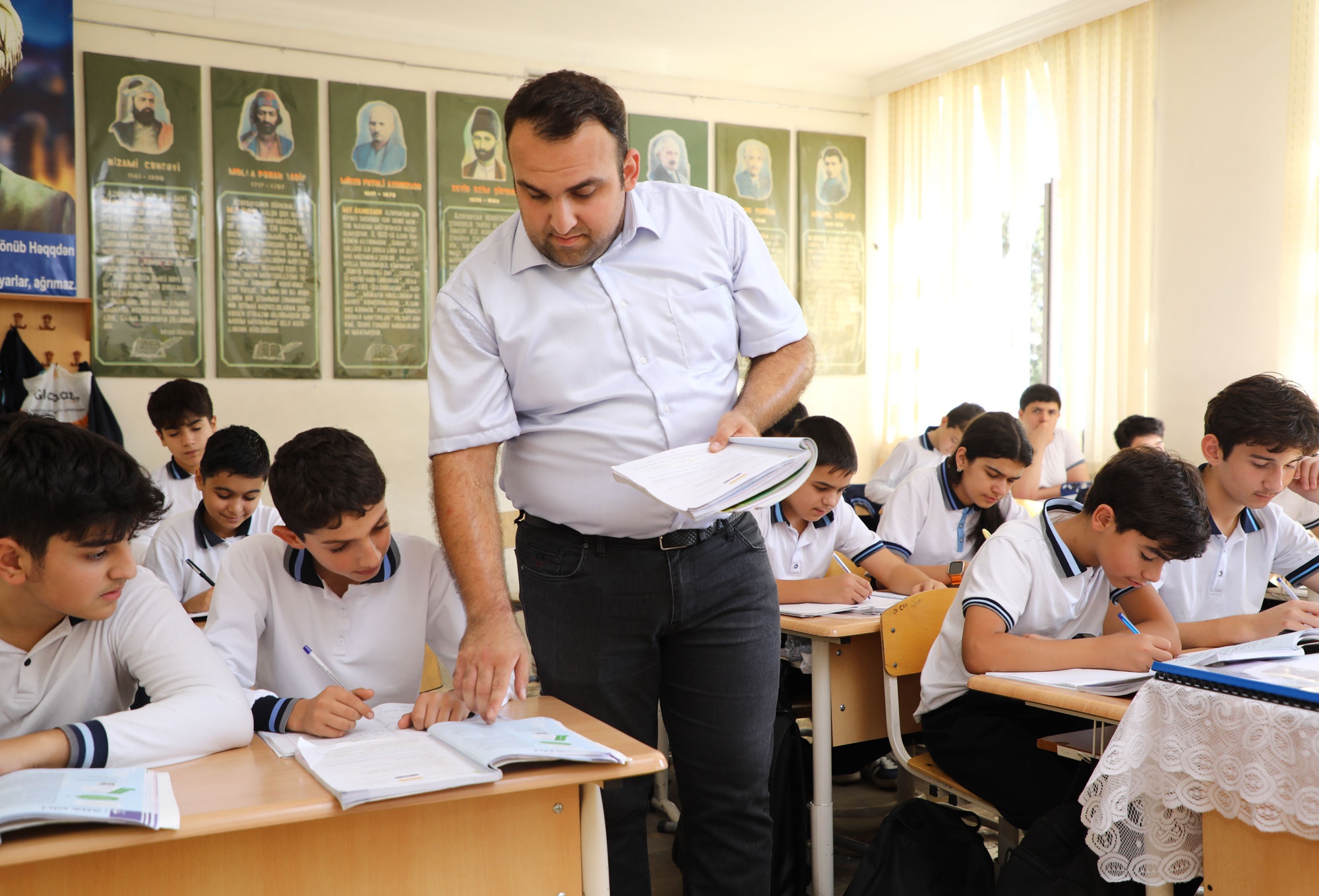 Emin Əmrullayev: Müəllimlərin maaşının saathesabı ödənilməsi təhsilin problemlərindəndir 