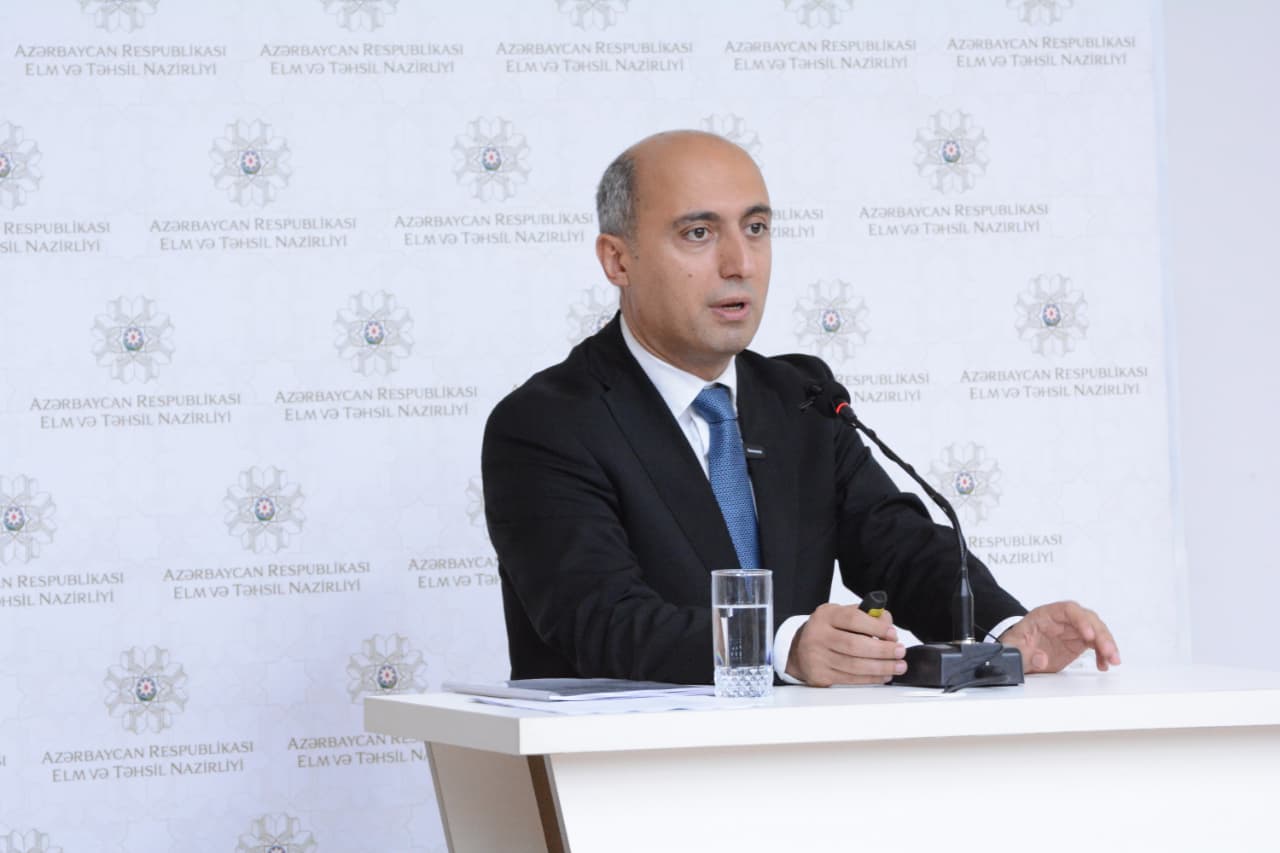 Emin Əmrullayev: Uzun illər "müəllim", "ibtidai" sözünü yaza bilməyənlər bizə dərs deyib