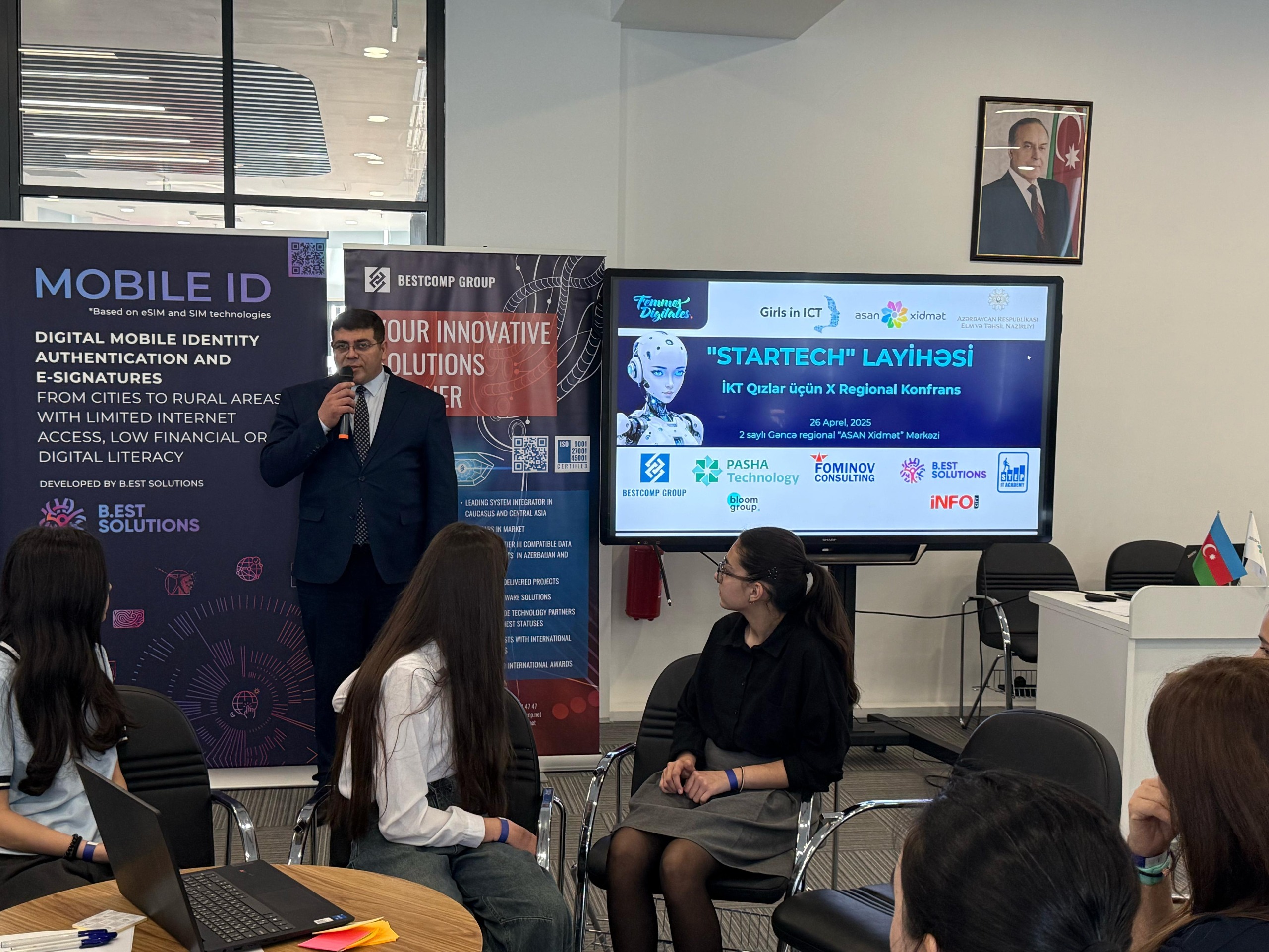 Gəncədə Beynəlxalq İKT-də Qızlar Gününə həsr olunmuş tədbir keçirilib