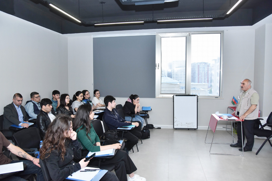 Gənclərə fotoqrafiya üzrə təlim kursu keçirilir