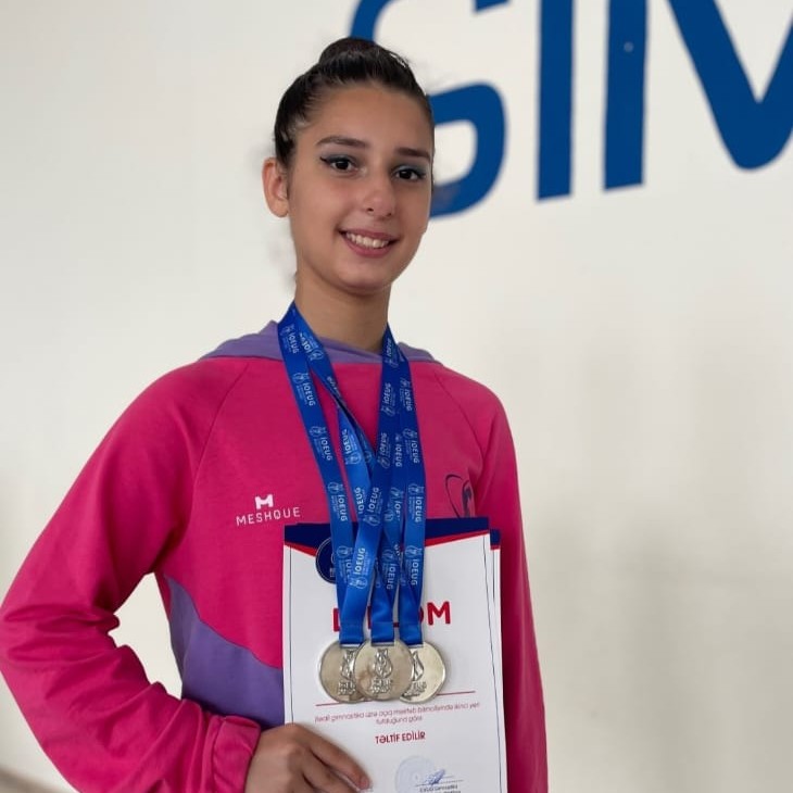 Həkim tövsiyəsi ilə gimnastikaya başladı, rəqsdə də uğur qazandı