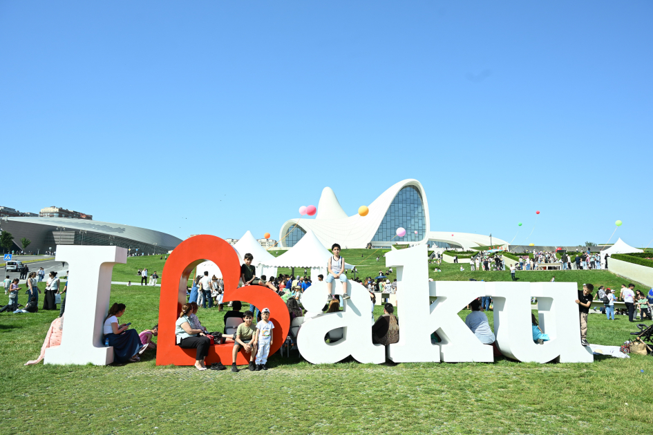 Heydər Əliyev Mərkəzinin parkında Uşaq festivalı keçirilib 