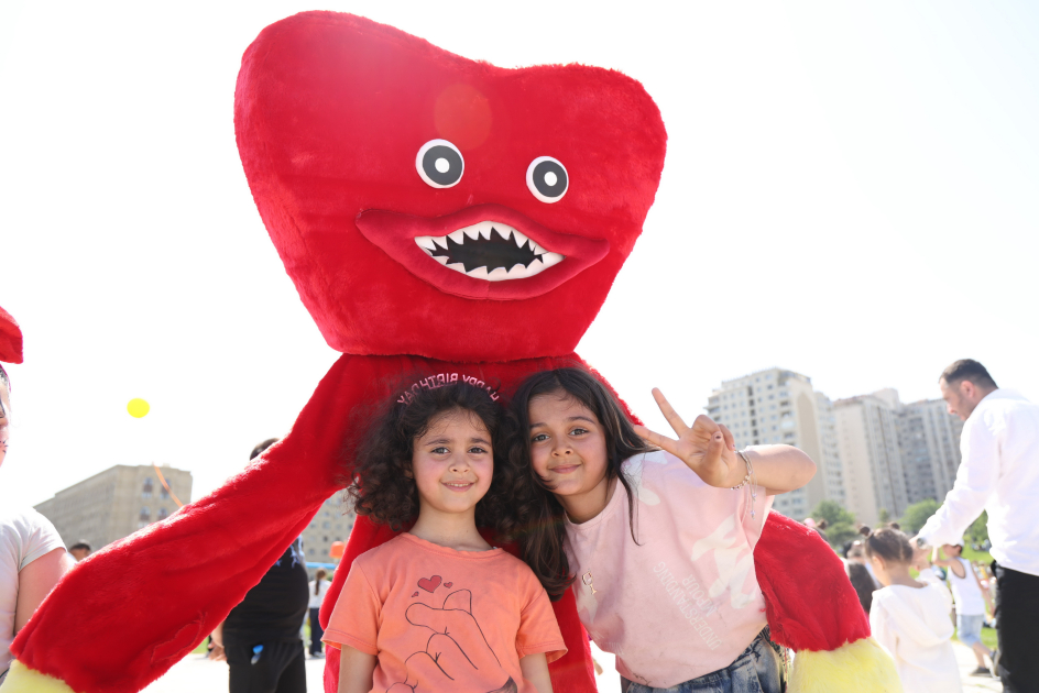 Heydər Əliyev Mərkəzinin parkında Uşaq festivalı keçirilib