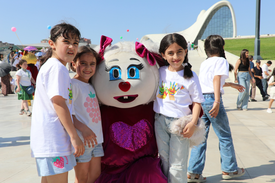 Heydər Əliyev Mərkəzinin parkında Uşaq festivalı keçirilib