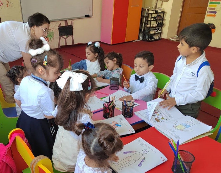 İcma qrupu müəllimi: Uşaqlarla işləmək yorucu olmur, əksinə işimdən zövq alıram 