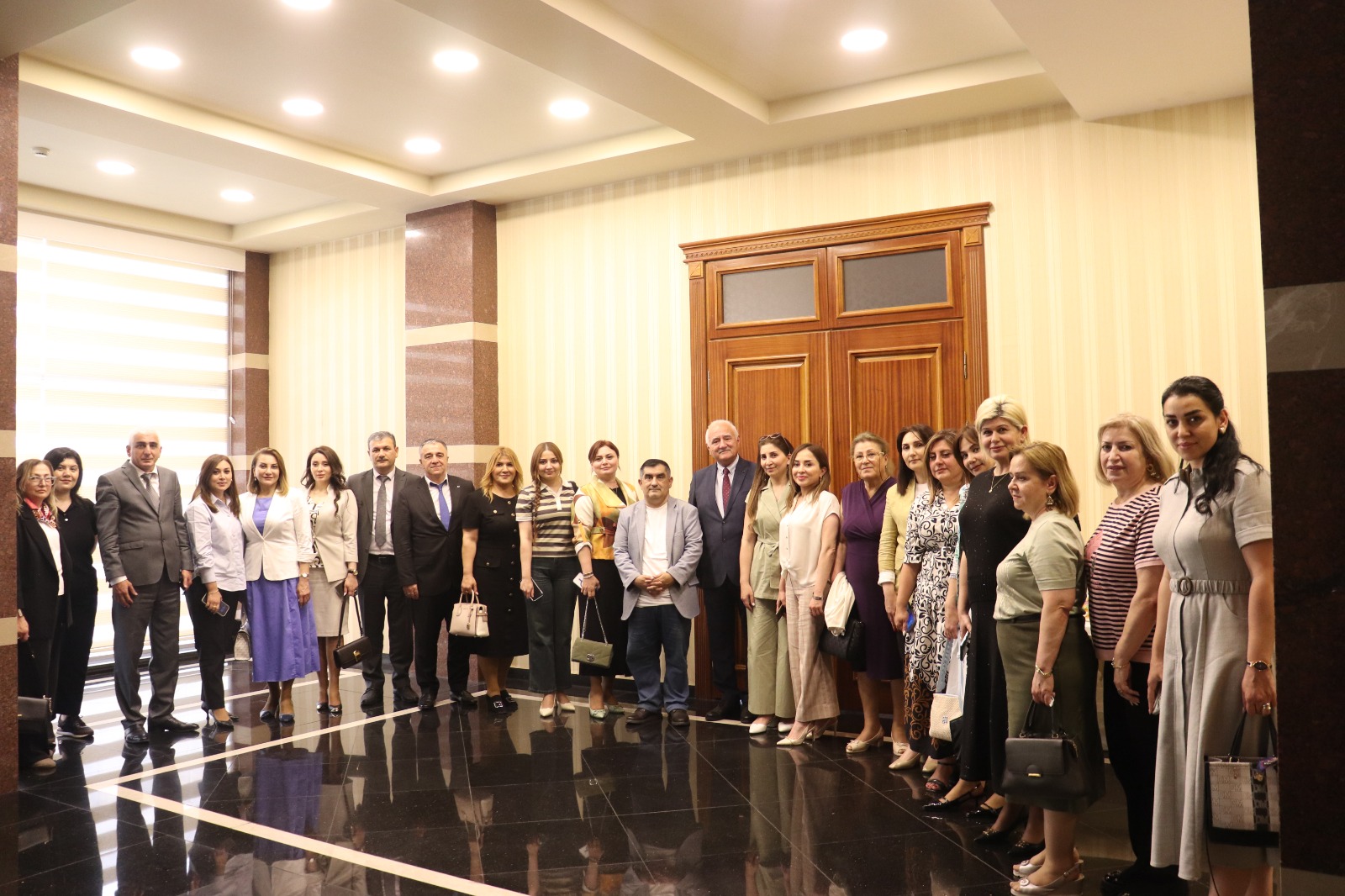 İctimai Şuranın üzvləri ilə məktəb direktorları arasında görüş keçirilib