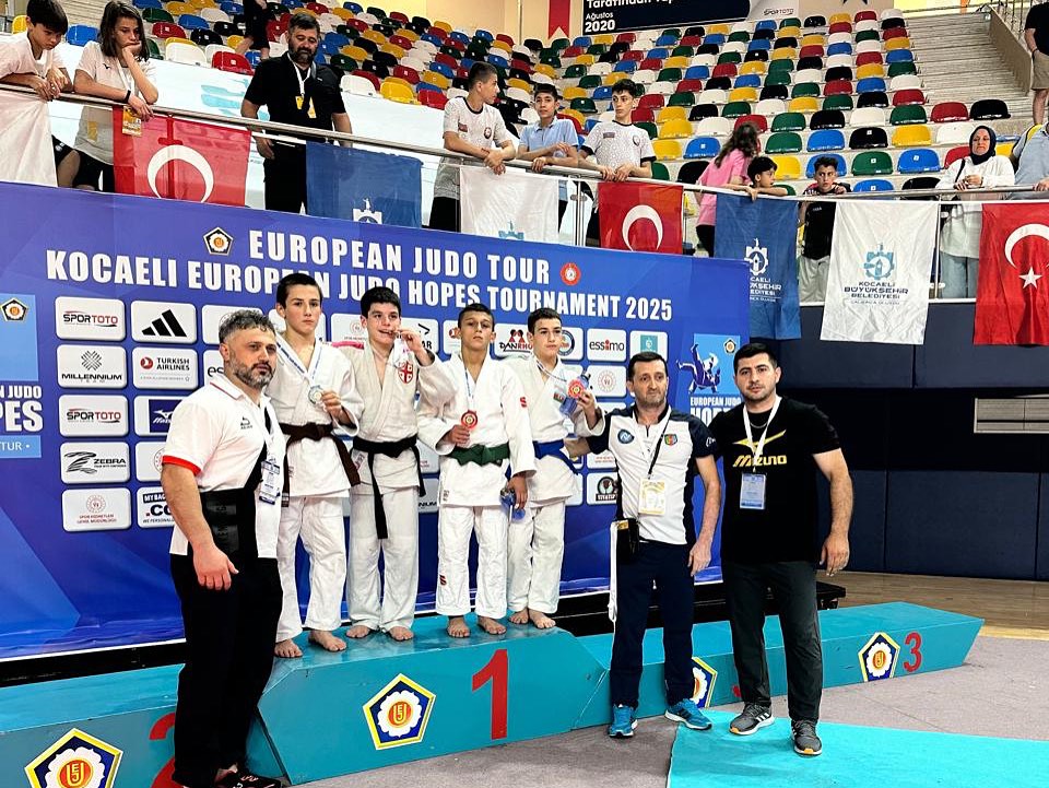 İdmançılarımız beynəlxalq yarışda 8 medal qazanıblar