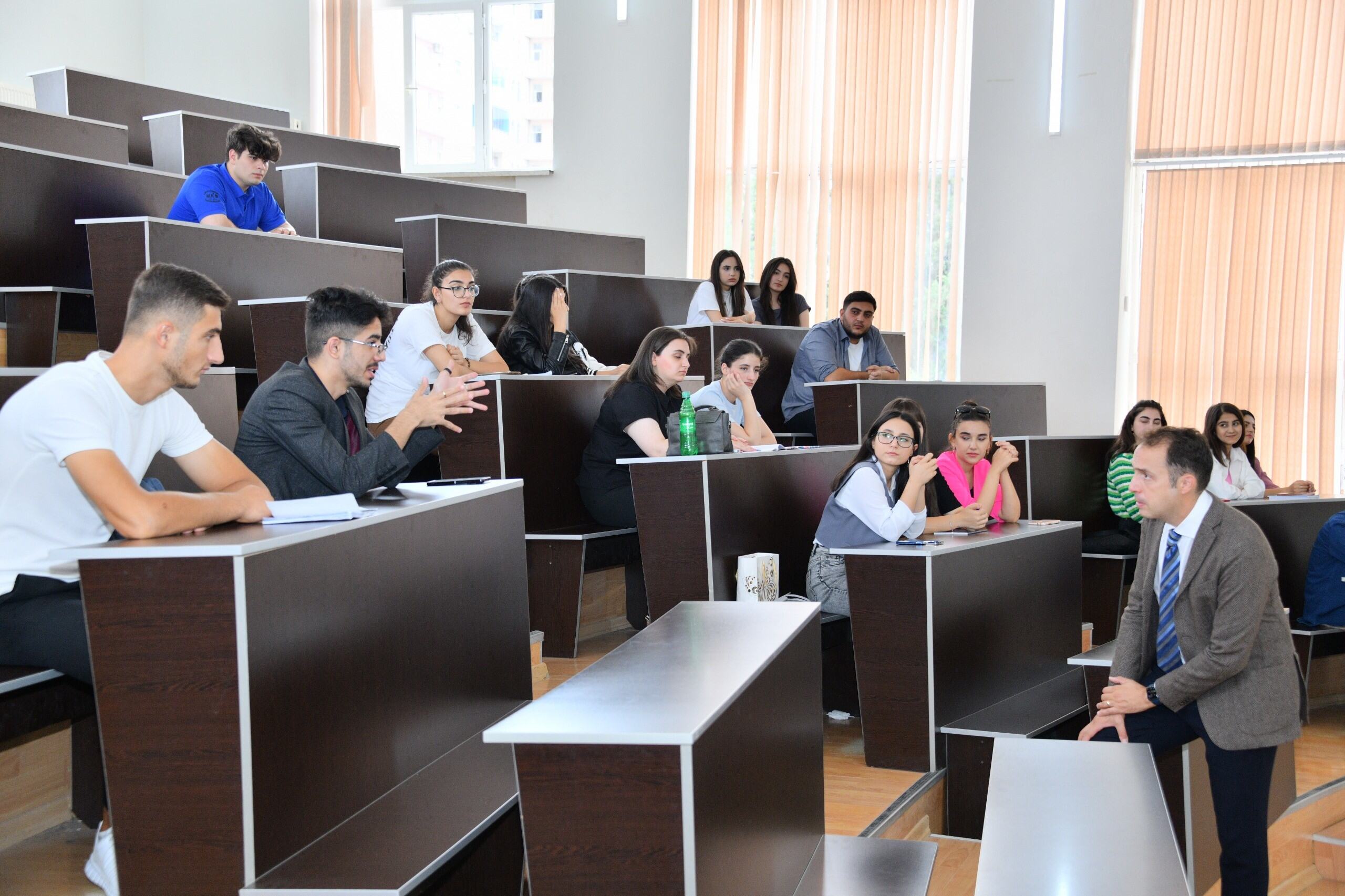 II qrupun bəzi ixtisaslarında keçid balları enə bilər 