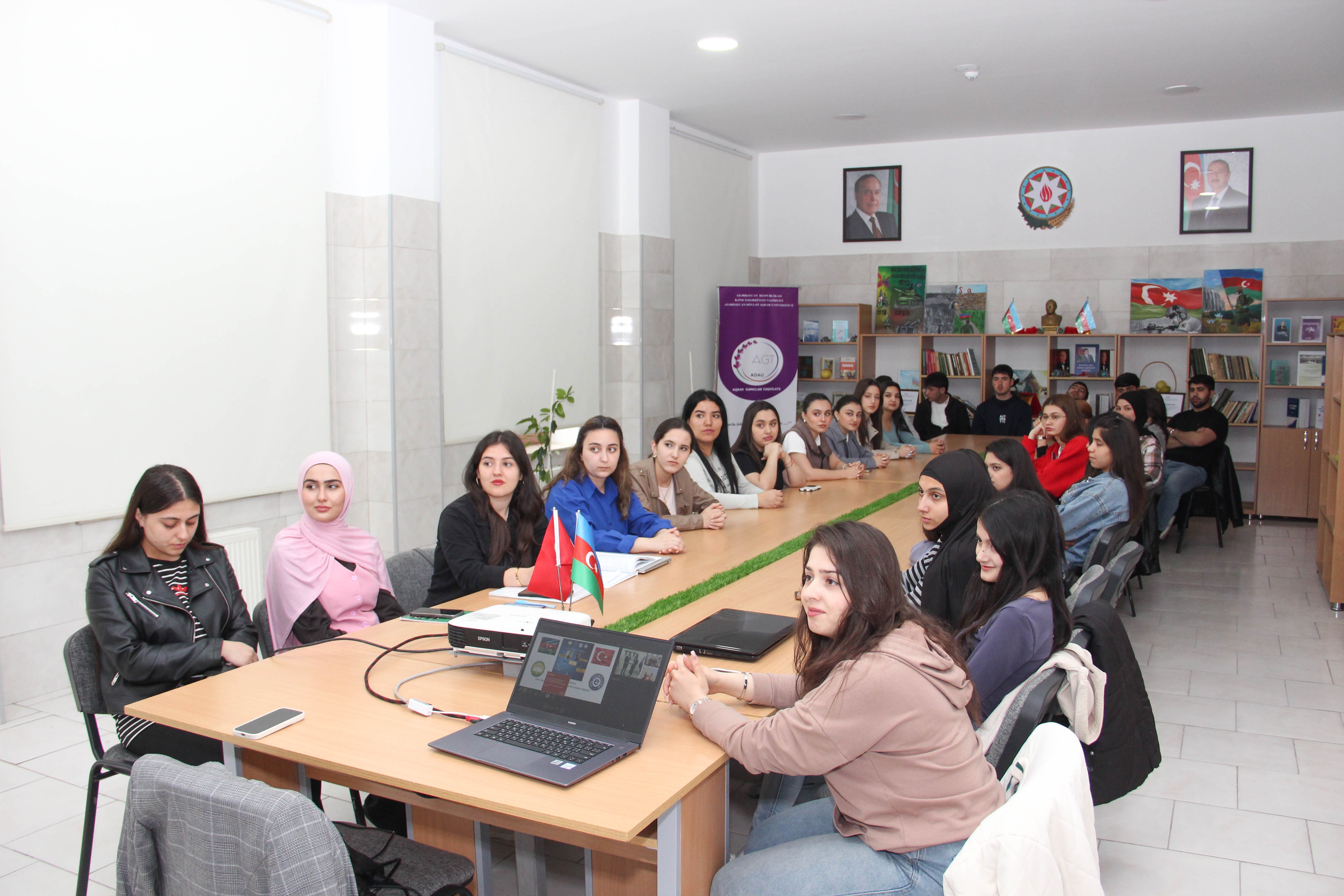 İkili diplom proqramının məzunları ilə görüşlər keçirilir