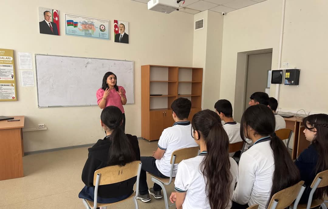 “İmtahanqabağı stres və onun idarə olunması” mövzusunda təlimlər keçirilib