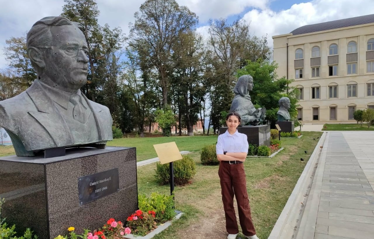 İndi rəssamdır, gələcəkdə isə həkim olmaq istəyir 