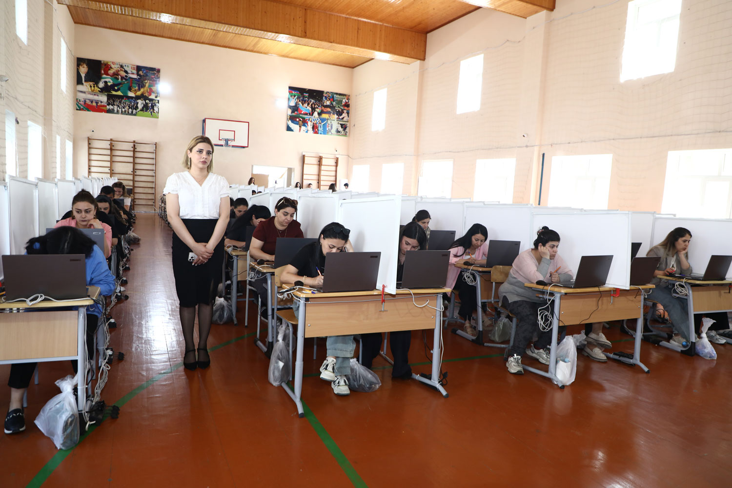 İşə qəbul müsabiqəsinin test imtahanı keçirilir