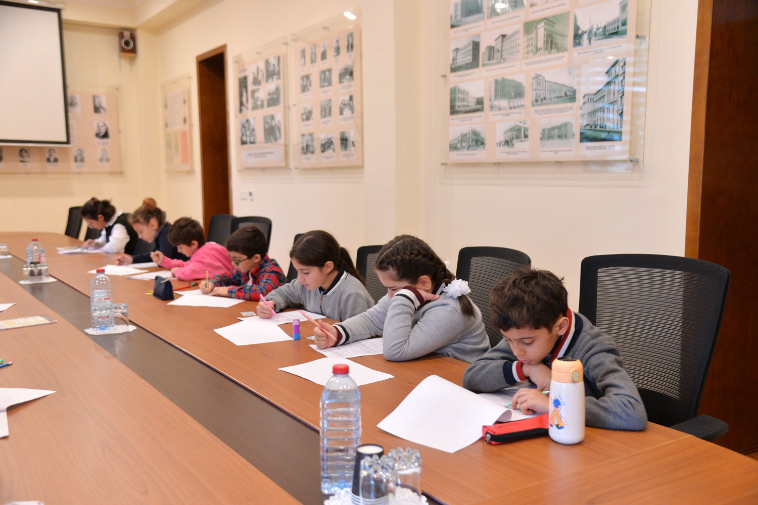 İstedadlı şagirdlər imtahan verib