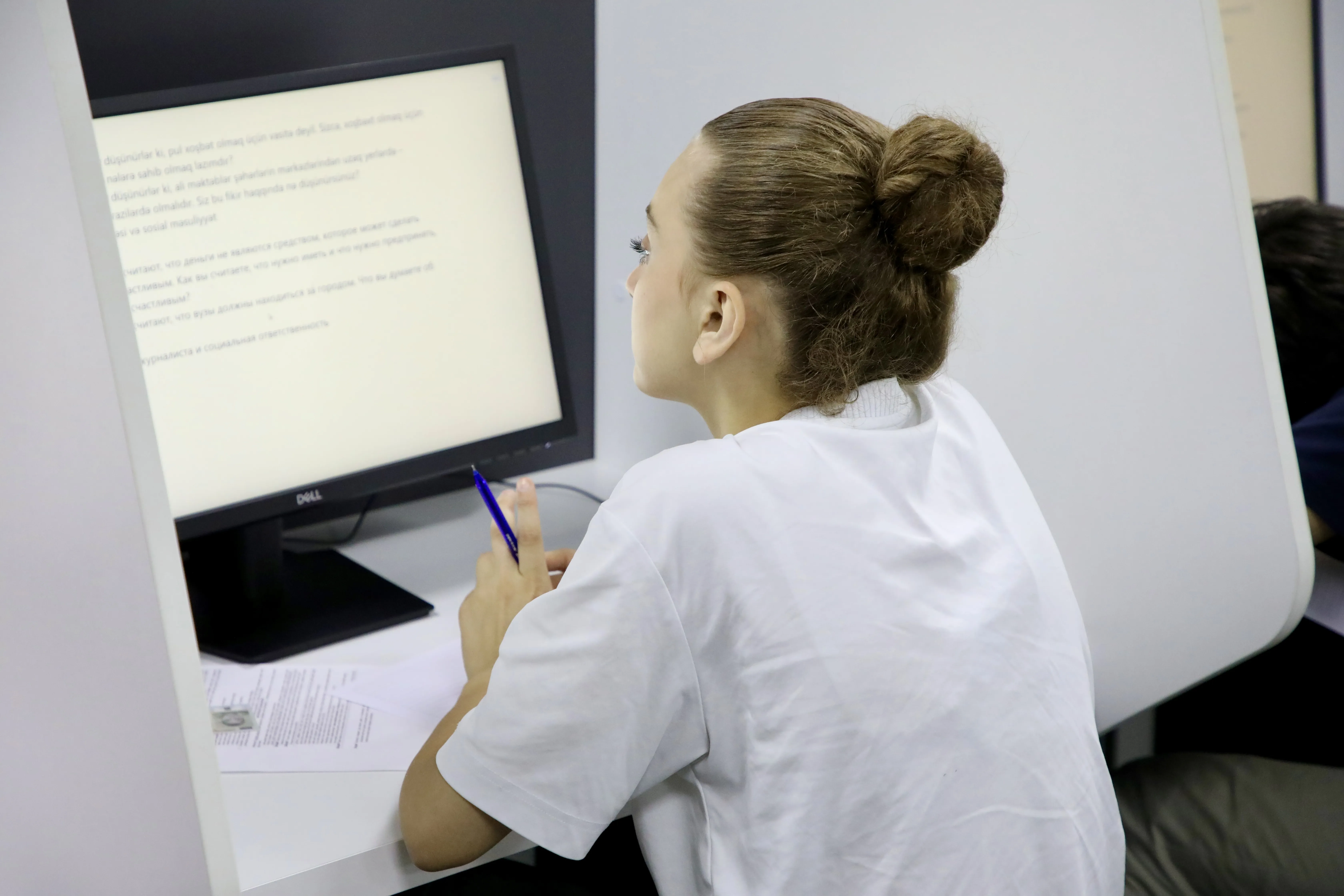 “Jurnalistika”ya qəbul olmaq istəyən abituriyentlər üçün qabiliyyət imtahanı keçirilib